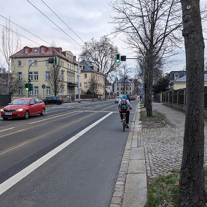 Kreuzungsbereich mit Lichtsignalanlage mit Fahrradstreifen, von Fahrradfahrer befahren