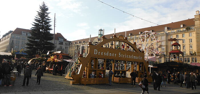 Striezelmarkt Dresden mit Blick auf den übergroßen Schwippbogen