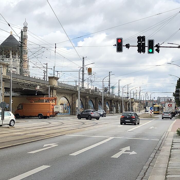 Blick in den Kreuzungsbereich, über die Straßenbahnschienen in Richtung Zugstrecke (Bahnhof Mitte), Yednize im Hintergrund
