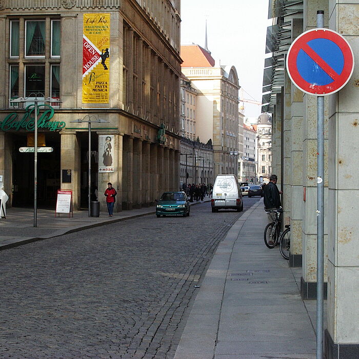 Blick von Seestraße in Richtung Altmarkt, links Altmarkt Galerie, Personen und Fahrzeuge