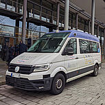 Absolut Shuttle Fahrzeug steht vor dem Eingang der Messe Dresden