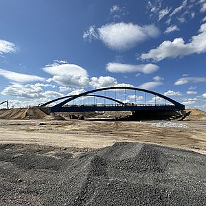 Blick auf neue Bogenbrücke