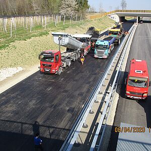 Asphalteinbau im Bereich BW 22 (Landschaftsbrücke) auf Richtungsfahrbahn Immenstaad