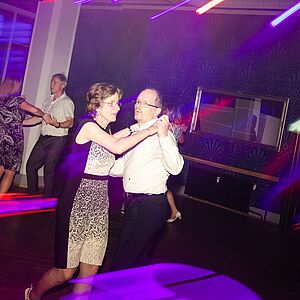 Tanz bis in den frühen Morgen Tanz bis in den frühen Morgen