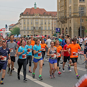 Frauenpower in Orange