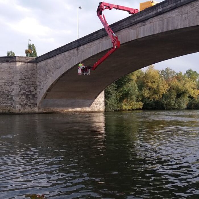 Blick auf die Brücke B8 über Main in Kitzingen mit Brückenuntersichtsgerät (Korbgerät)
