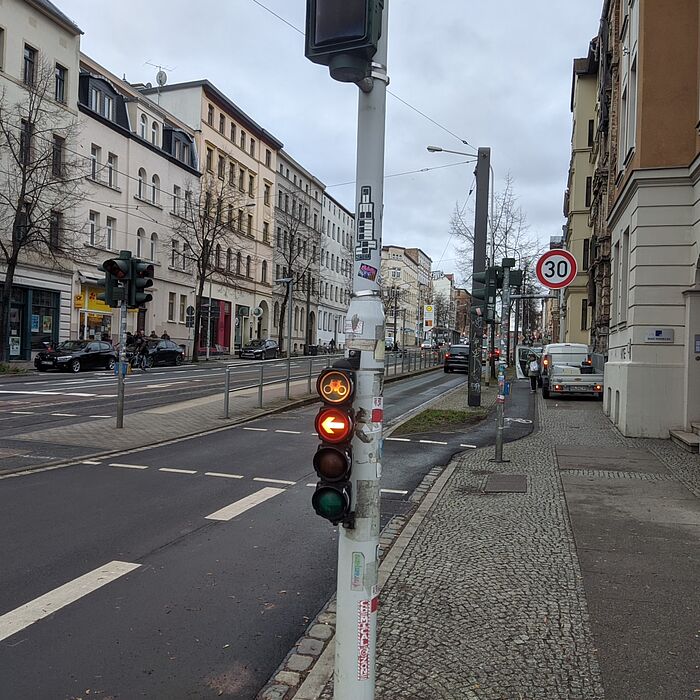 neue Straßensituation mit Radfahrstreifen, Lichtsignalanlage und Tempo 30