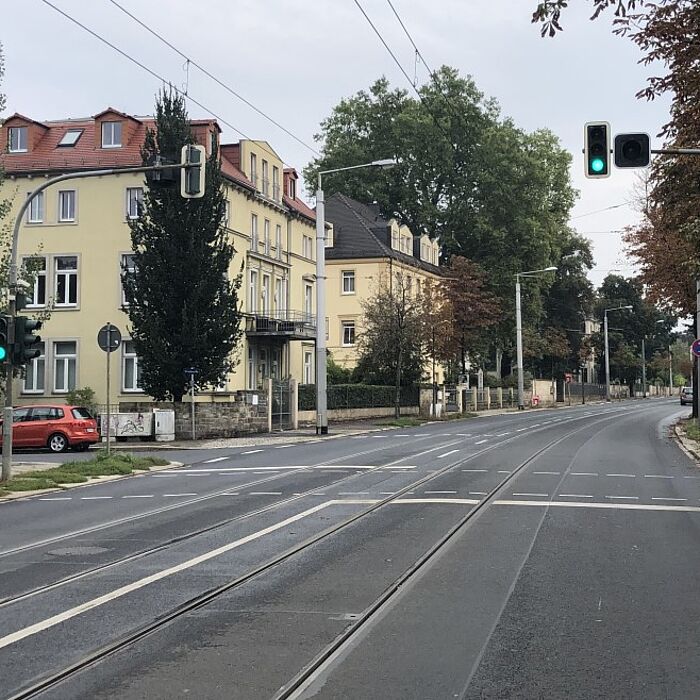 Kreuzungsbereich mit Lichtsignalanlage, kein Fahrradstreifen
