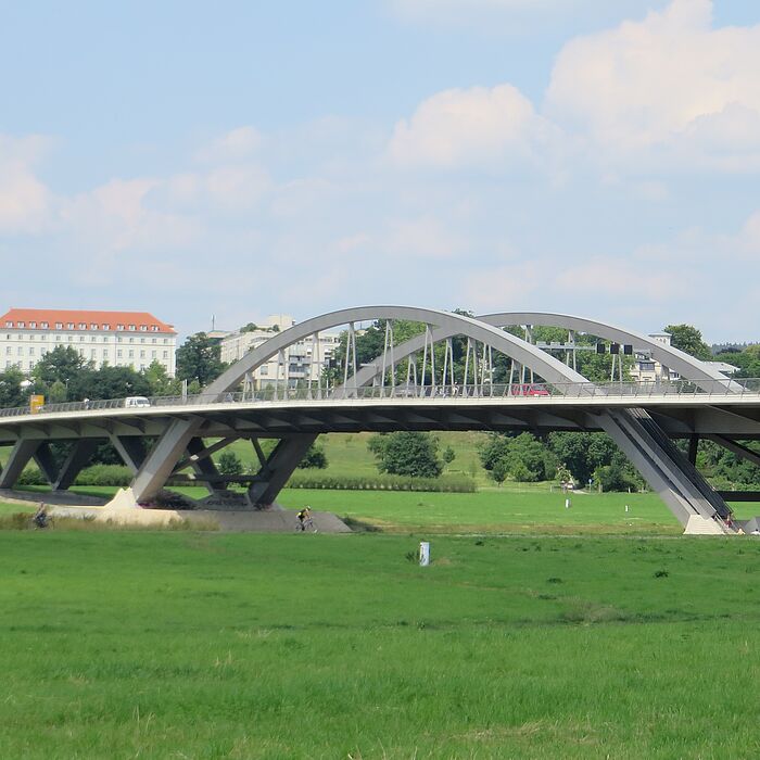 Seitenblick auf die gesamte Brücke, Wiesen mit Elbufer