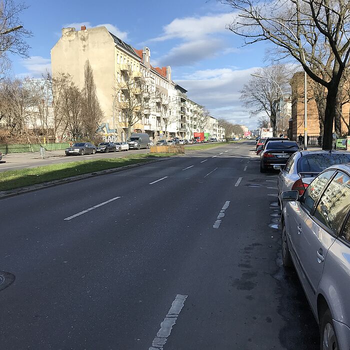 Bestandsituation Fahrbahn im Bereich Brücke über die Panke zweispurige Fahrbahn mit längsparkenden Autos im Parkstreifen, Bebauung