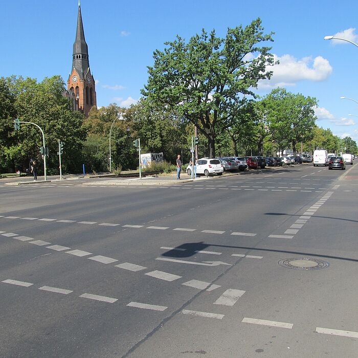 Kreuzungsbereich mit Radstreifenmarkierung, Kirche im Hintergrund