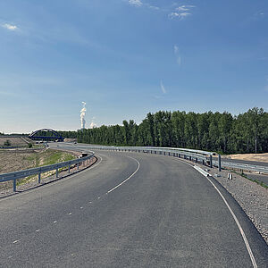 Blick auf die neue Fahrbahn und die Schutzeinrichtungen am Rand