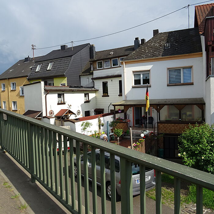 Blick von Brückenbauwerk auf Saarlouiser Straße