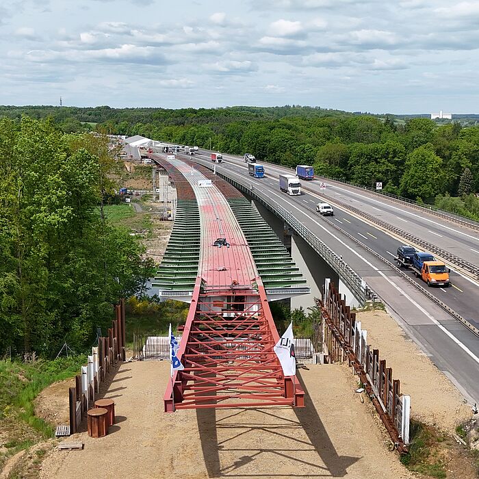 Letzter Verschub Überbau Süd. Der Vorbauschnabel fährt auf die Wippen der letzten Achse auf.