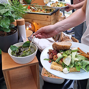 ein Büffet, beladene Teller