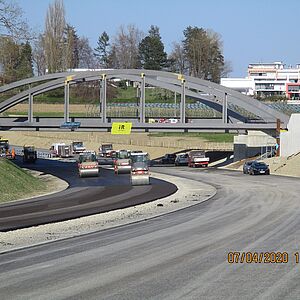 Asphalteinbau im Bereich BW 21 (Rad-Gehwegbrücke) auf Richtungsfahrbahn Immenstaad
