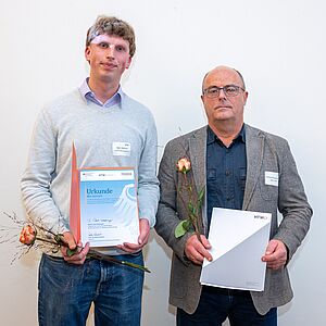 Herrn Heinrich zusammen mit Geschäftsführer Herr Pawandenat bei der Urkundenvergabe des Deutschlandstipendiums