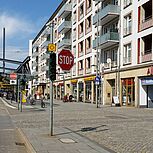 Blick über die Straßenbahngleise, rechts Einfahrt Tiefgarage Altmarkt Galerie