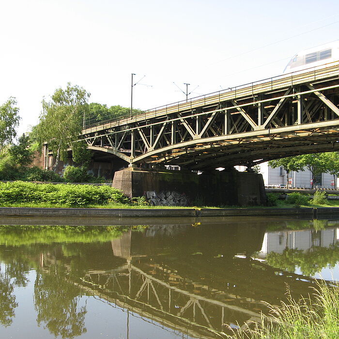 bestehende Bahnbrücke über den Fluss Saar, Stahlkonstruktion