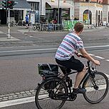 Blick auf den Kreuzungsbereich mit Fahrbahnmarkierung zur Führung der Radfahrer