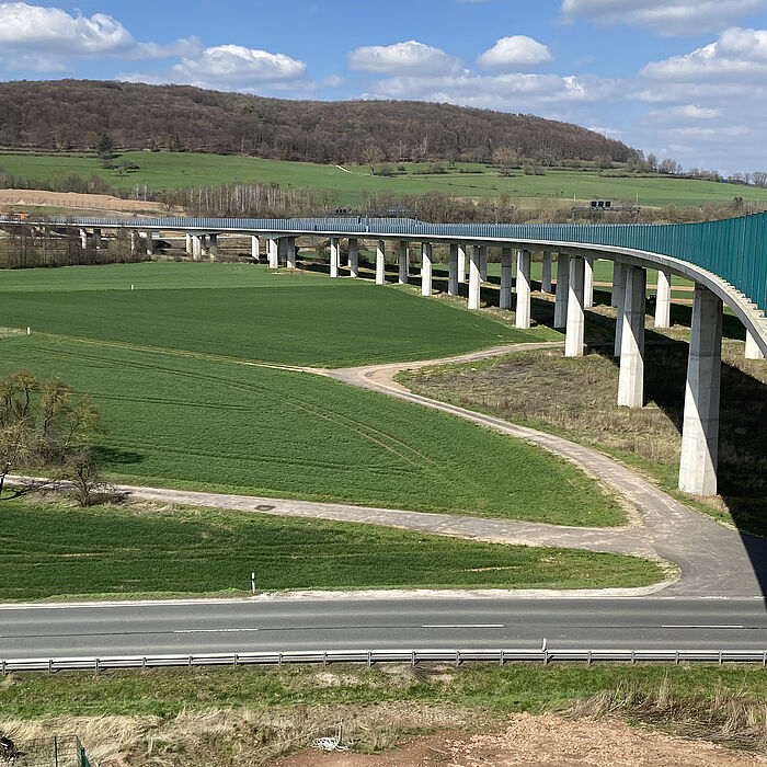 Blick vom Widerlager von außen auf die Brücke, im Hintergrund Weiterführung als Tunnel