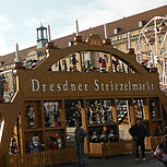 Striezelmarkt Dresden mit Blick auf den übergroßen Schwippbogen