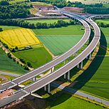 Blick von oberhalb des Tunnels auf die Wehretalbrücke, im Vordergrund Regenrückhaltebecken, im Hintergrund liegt eine Ortschaft