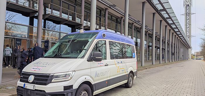 Absolut Shuttle Fahrzeug steht vor dem Eingang der Messe Dresden