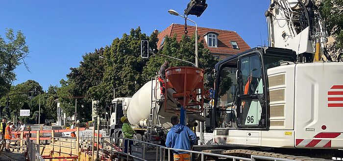 Ausführung TA 4 Weiskopf-Platz Leitungsgraben Blick auf die Baustelle mit Leitungsgraben und Baustellenfahrzeugen