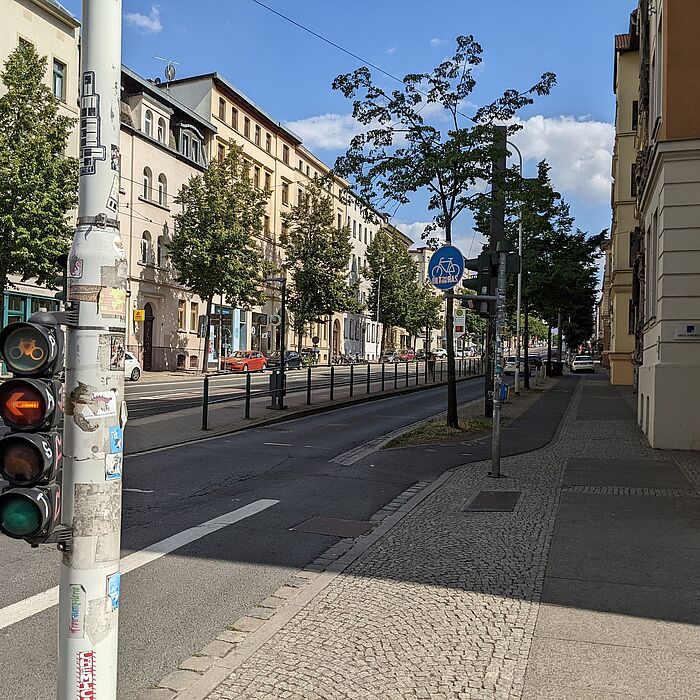 Blick auf vorhergehende Straßensituation mit Radfahrstreifen und Lichtsignalanlage