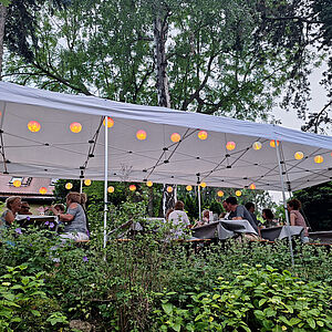 Blick auf das beleuchtet kleine Festzelt