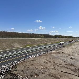 Einschnitt im Röthaer Holz, Teilinbetriebnahme der A 72 Blick auf die neue A 72, vereinzelte Fahrzeuge befahren den Abschnitt