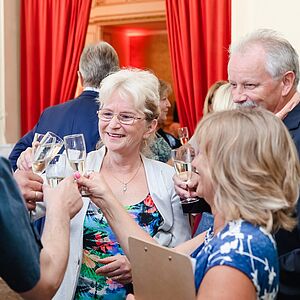 Darauf erheben wir das Glas Darauf erheben wir das Glas