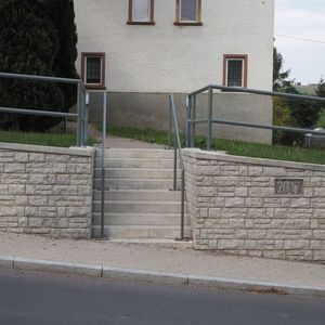 Stützmauer mit Grundstückszugang bei großer Straßenlängsneigung