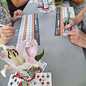 Blick auf den Tisch mit Zetteln für ein Spiel