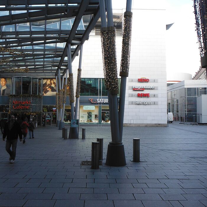 Blick auf den Eingang der Altmarkt Galerie, Personen im Vordergrund
