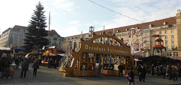 Striezelmarkt Dresden mit Blick auf den übergroßen Schwippbogen