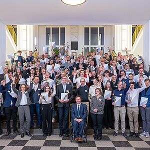 Gemeinsame Freude bei der Urkundenvergabe an der Hochschule für Technik und Wirtschaft Dresden
