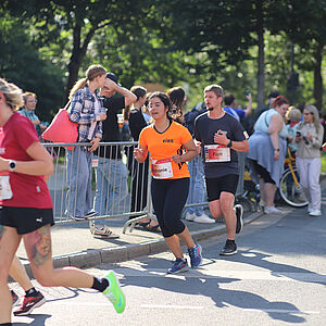 und halten die Frauenquote hoch