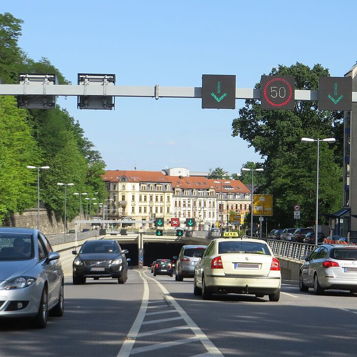 Blick in die Tunneleinfahrt zur Waldschlößchenbrücke, Fahrzeuge, VBA, angrenzende Bebauung