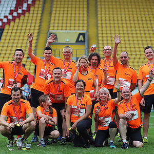 EIBS-Teams Gruppenbild nach dem Lauf im Stadion