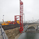 Blick auf die Brücke St2437 über Main in Lohr mit roter Hubarbeitsbühne