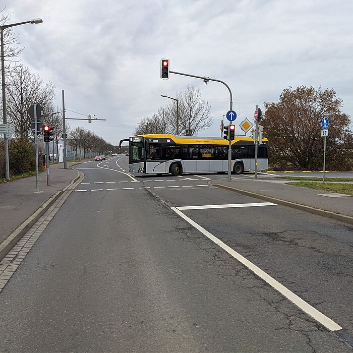 Linienbus biegt auf einer Ampelkreuzung ab