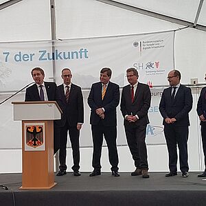 Der Ministerpräsident von Schleswig- Holstein Daniel Günther dankt allen Planern und Bauschaffenden