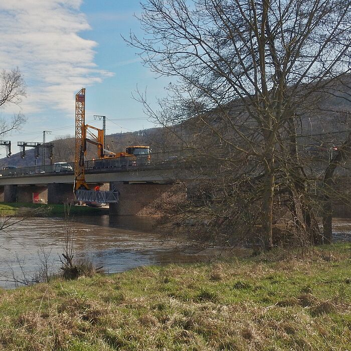 Blick auf die Brücke B26 über die Saale in Gemünden und die LKW-Hubarbeitsbühne