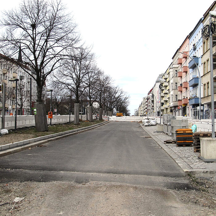 neue Asphaltfahrbahn, Baustellenabsicherung, Bebauung