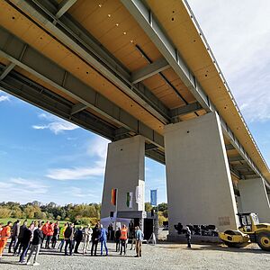 Ein Platz unter der Brücke Ein Platz unter der Brücke