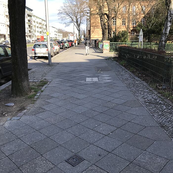 Bestandsituation Gehweg im Bereich Brücke über die Panke Gehweg mit Betonplatten, Fußgänger, parkende Autos, einzelne Bäume