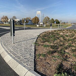 Mittelinsel mit Bordreflektoren