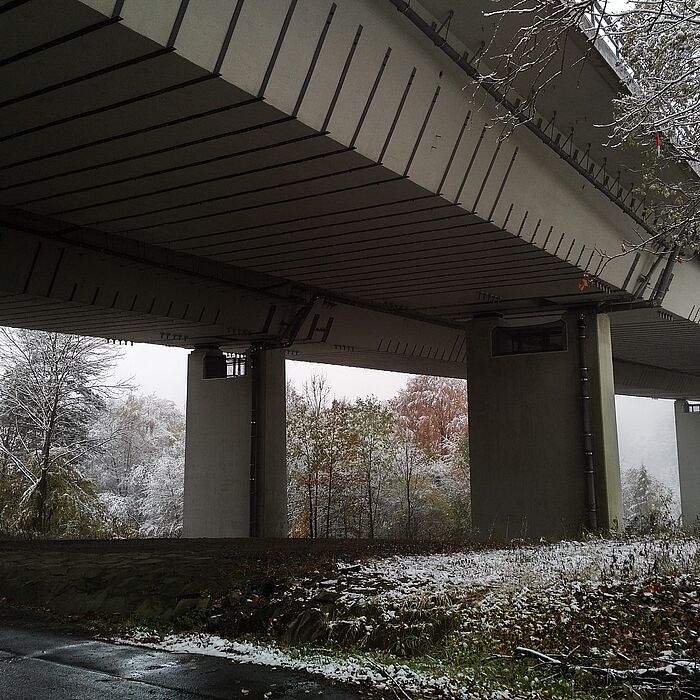Blick auf die alte Konstruktion der Brücke von unten und auf die Stützen